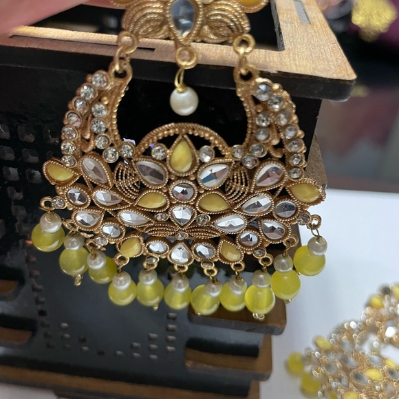 Elegant Gold and Yellow Earrings - Picture 2 of 3